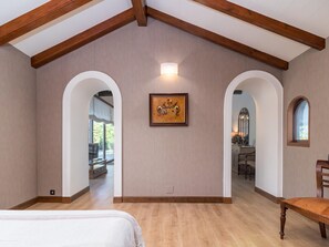 6 bedrooms, iron/ironing board, Internet, bed sheets