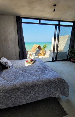 Breathtaking-new  large ocean view balcony suite