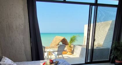 Breathtaking-new large ocean view balcony suite