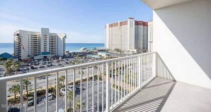 Gulfview Luxury 1Br sleeps 6, LakeTown Wharf 517, short walk to beach!