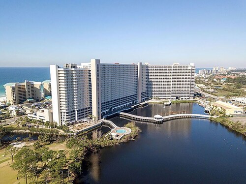 Luxury Gulfview Condo, Sleeps 6, Laketown Wharf, Short Walk to Beach!