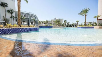 Een buitenzwembad, een verwarmd zwembad