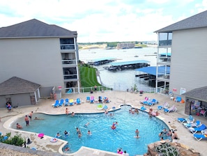 Un espace piscine avec des chaises longues et vue sur lâeau.