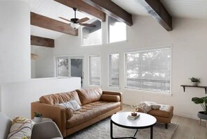 Televisión y chimenea 