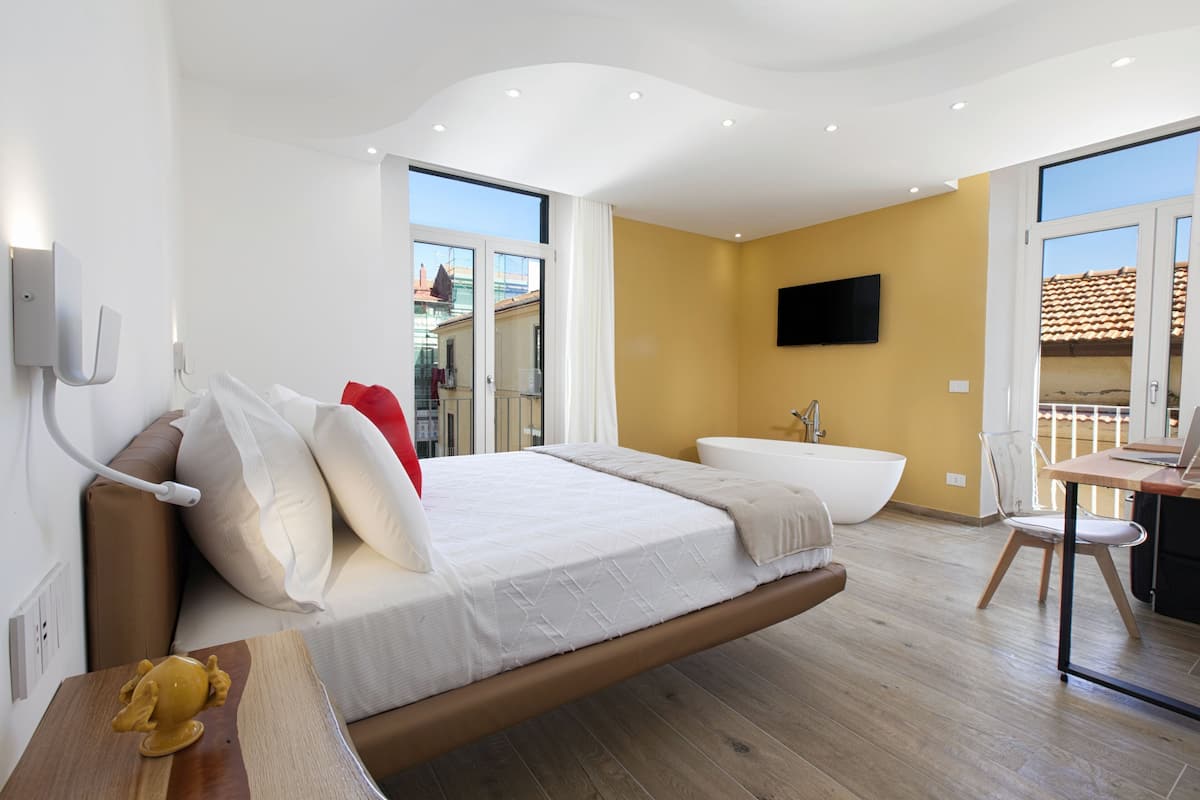 Deluxe Double Room, Sauna | 1 bedroom, minibar, desk, free WiFi
