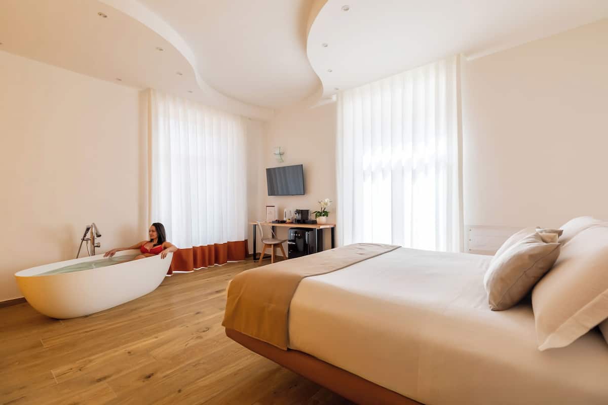 Deluxe Double Room | 1 bedroom, minibar, desk, free WiFi