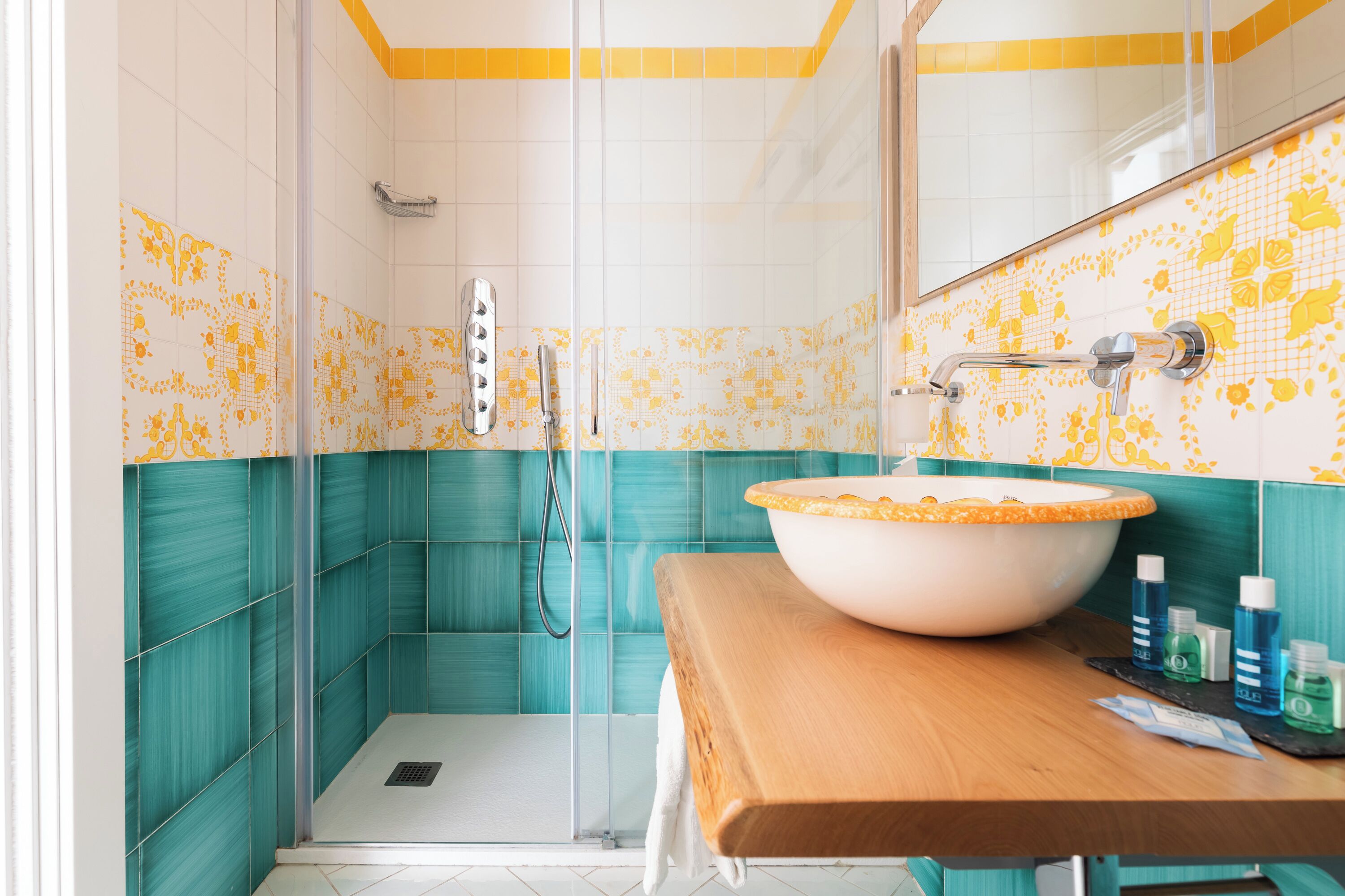 Ein Badezimmer mit einem großen Waschbecken, einer Dusche und einem Spiegel.