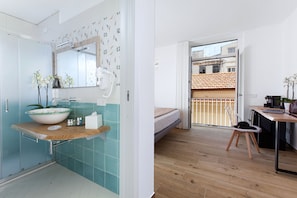 Classic Double Room | Bathroom | Free toiletries, hair dryer, slippers, bidet