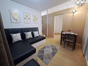 TV, Netflix, streaming services - Combined unit w/ pool access, Netflix& boardgames (Quezon City)