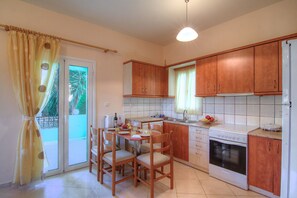 Fridge, microwave, oven, stovetop - Blue Villa 2 - With Private Pool (Perama)