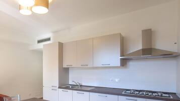 Frigorifero, piano cottura, lavastoviglie