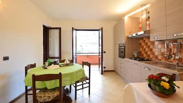 Frigorifero, piano cottura, macchina per tè/caffè