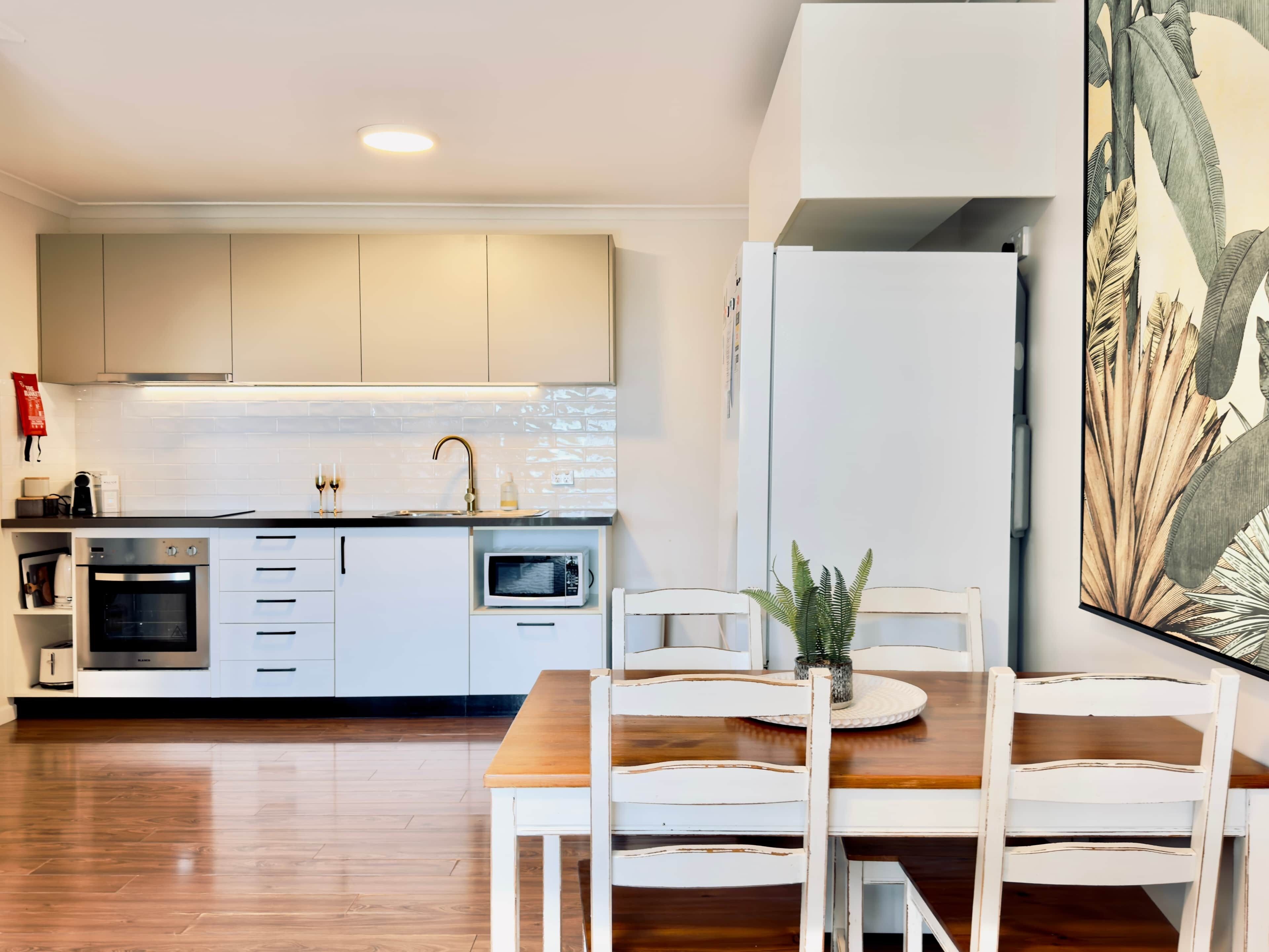 Refrigerador, microondas, horno, placa de cocina