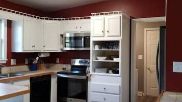 Jääkaappi, mikroaaltouuni, uuni, liesi