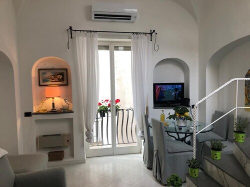 Lovely apartment 1 minute from the famous little square of capri