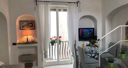 Lovely apartment 1 minute from the famous little square of capri