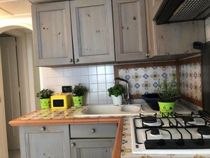 Fridge, stovetop, dishwasher, coffee/tea maker - Lovely apartment 1 minute from the famous little square of capri (Capri)