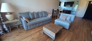 TV, books - Spacious Studio 5 minutes walk from the beach, air conditioning, WIFI, Terrace (La Seyne-sur-Mer)