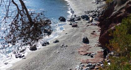 Spacious Studio 5 minutes walk from the beach, air conditioning, WIFI, Terrace