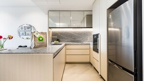 Frigorífico, horno, placa de cocina y lavavajillas