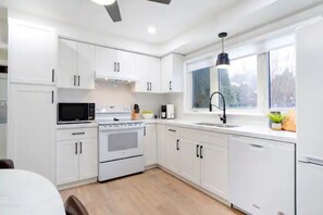 Kylskåp, mikrovågsugn, ugn och spishäll