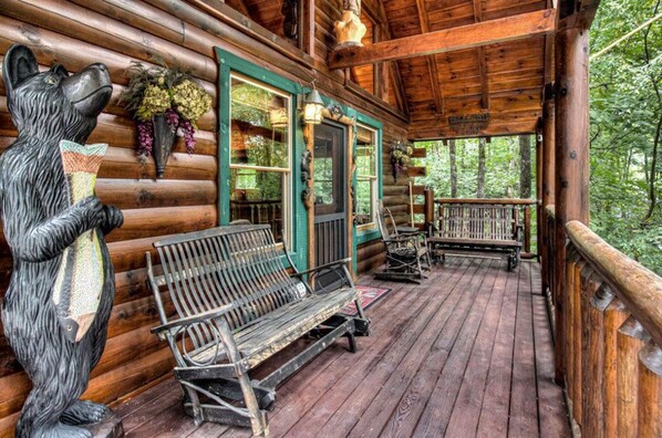 Terrace/patio - PERFECT LOCATION-Dollywood-Spa-Shuffleboard-Hot Tub-Swing-Wooded-Custom Decor (Pigeon Forge)