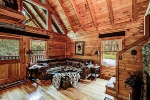 Smart TV, fireplace - PERFECT LOCATION-Dollywood-Spa-Shuffleboard-Hot Tub-Swing-Wooded-Custom Decor (Pigeon Forge)