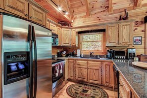 Fridge, microwave, oven, stovetop - PERFECT LOCATION-Dollywood-Spa-Shuffleboard-Hot Tub-Swing-Wooded-Custom Decor (Pigeon Forge)
