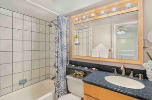 Dusche, Haartrockner, Handtücher, Shampoo