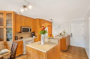 Fridge, microwave, oven, stovetop - Walk to Beach!2 Free parking.2b2b full A/C PanHome (Kihei)