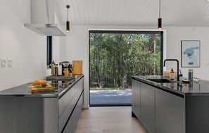 Kylskåp, diskmaskin och kaffe- och tebryggare