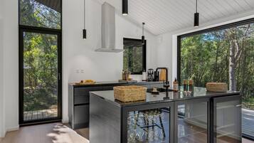 Kjøleskap, oppvaskmaskin og kaffetrakter/tekoker