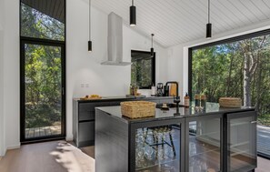 Kylskåp, diskmaskin och kaffe- och tebryggare