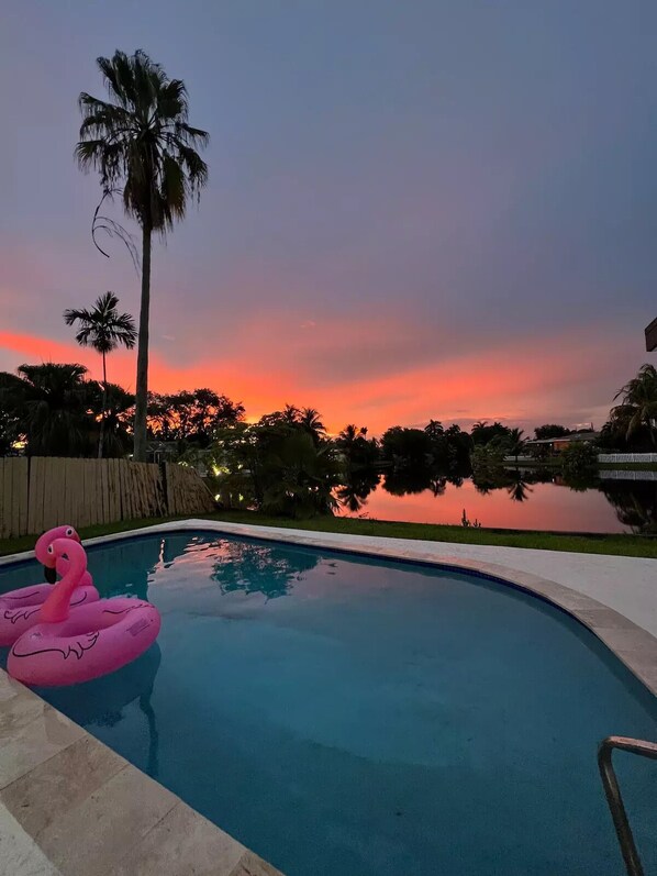 Una piscina al aire libre