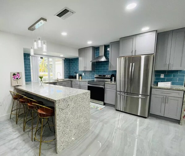 Fridge, microwave, oven, stovetop - Luxurious Lake View Pool and Gaming Villa (Miramar)