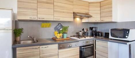 Réfrigérateur, micro-ondes, four, plaque de cuisson