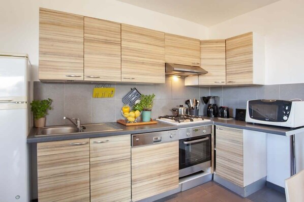 Fridge, microwave, oven, stovetop