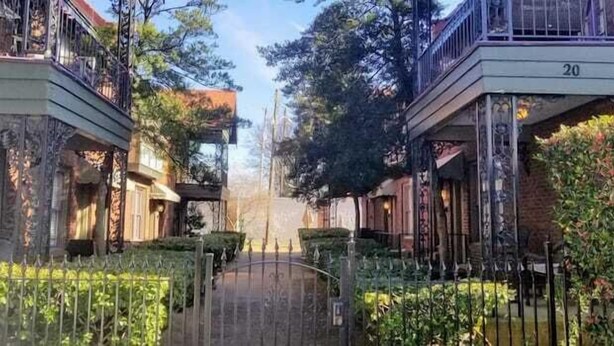 Eine Wohnstraße mit Häusern, einem verschlossenen Eingang und der Hausnummer 20 an einem Gebäude rechts.