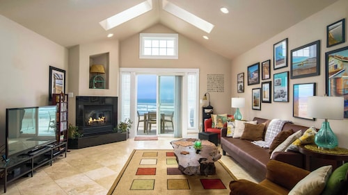 Moonlight by Avantstay Modern Home w/ Views & Direct Access to Rockaway Beach