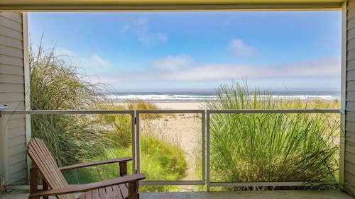 Moonlight by Avantstay Modern Home w/ Views & Direct Access to Rockaway Beach