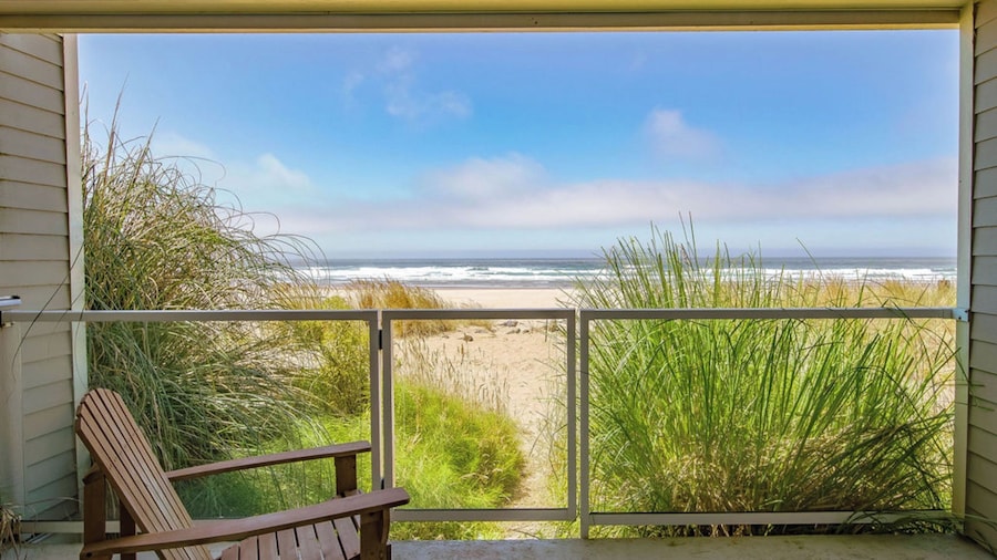 Moonlight by Avantstay Modern Home w/ Views & Direct Access to Rockaway Beach