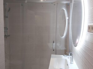 Douche, sèche-cheveux, serviettes fournies