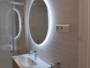 Shower, hair dryer, towels