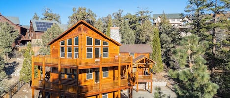 House (4 Bedrooms) | Exterior