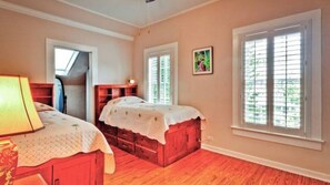 A bedroom with two beds, a desk, and a window. - Casa de Rosalie by Avantstay Great Location w/ Pool, BBQ & Outdoor Dining Month Long Stays Only (Key West)