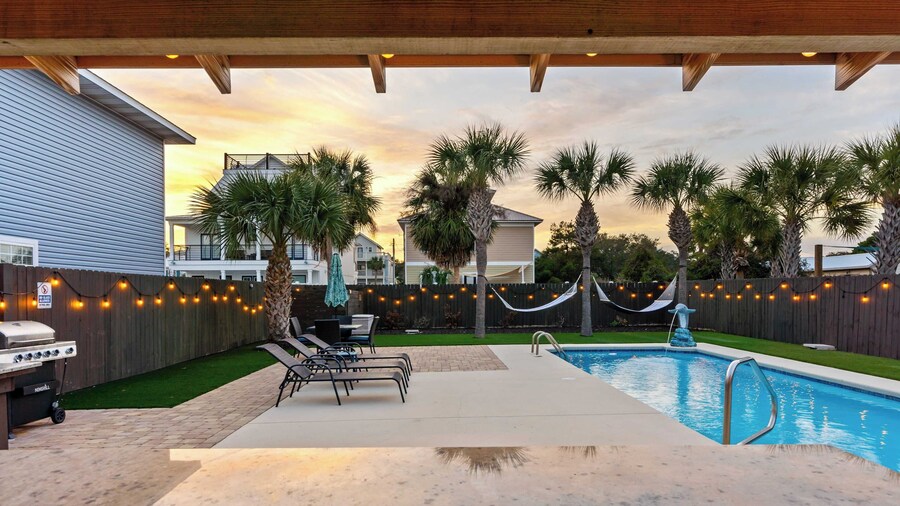 Destin Dolphin by Avantstay 2 Mins Walk To Beach! w/ Pool & Large Outdoor Entertaining Area!
