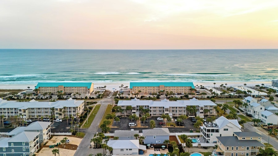 Destin Dolphin by Avantstay 2 Mins Walk To Beach! w/ Pool & Large Outdoor Entertaining Area!