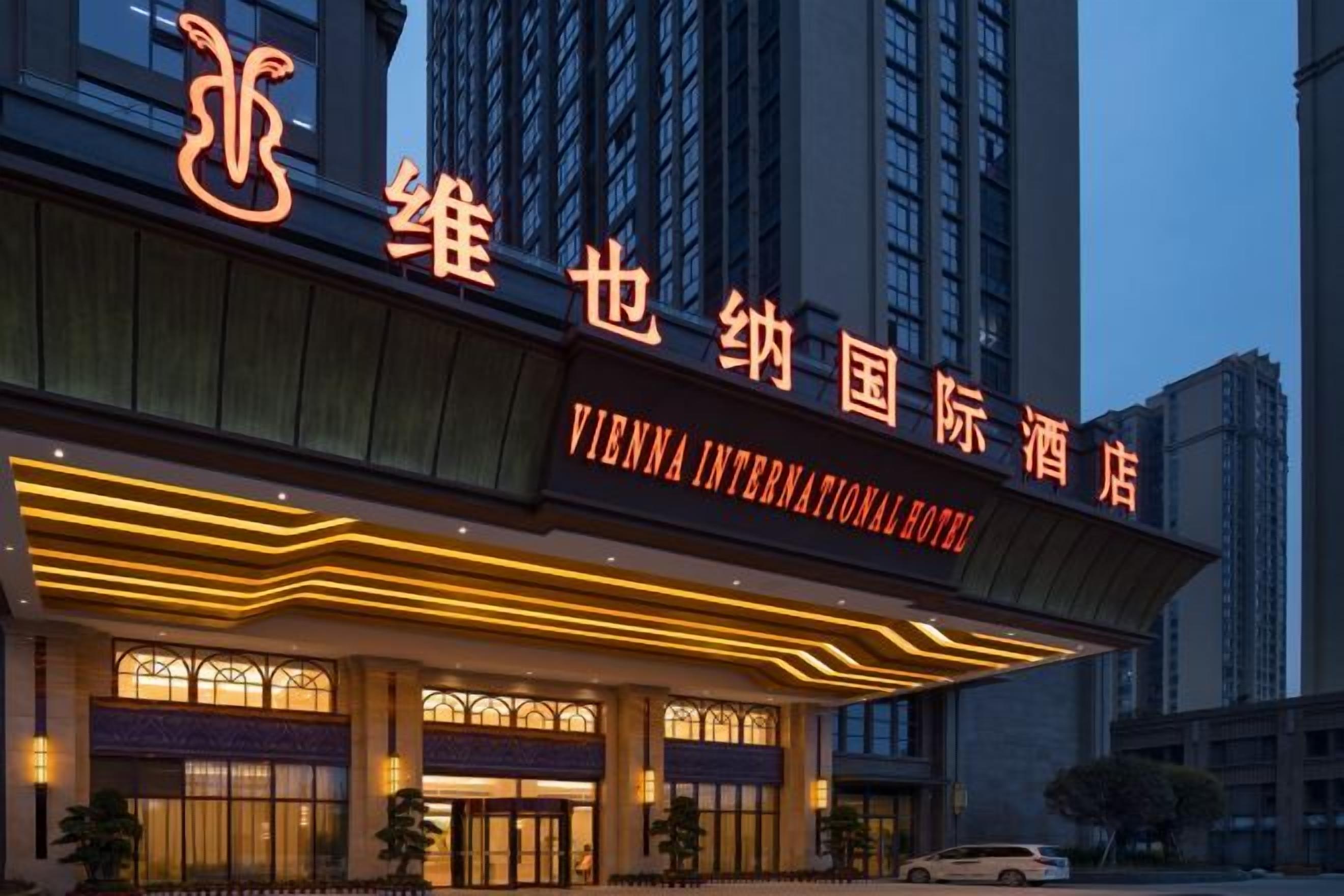 A hotel with a prominent sign in a foreign language, indicating it is a hotel.