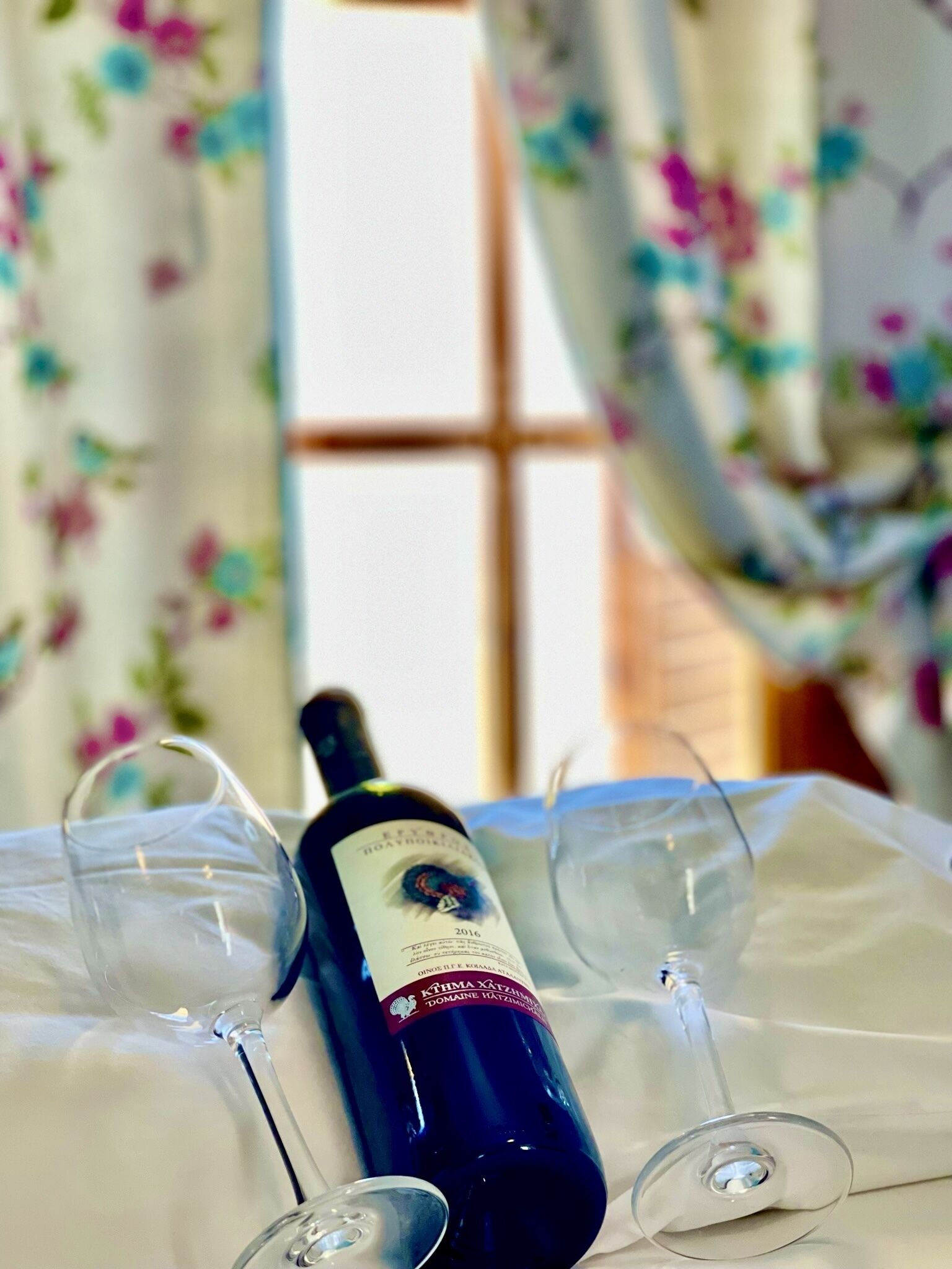 Une bouteille de vin sur une table, avec deux verres.