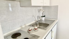 Kahden hengen executive-huone, merinäköala | Yksityinen keittiö | Keittoastiat/astiat/ruokailuvälineet, siivousvälineet